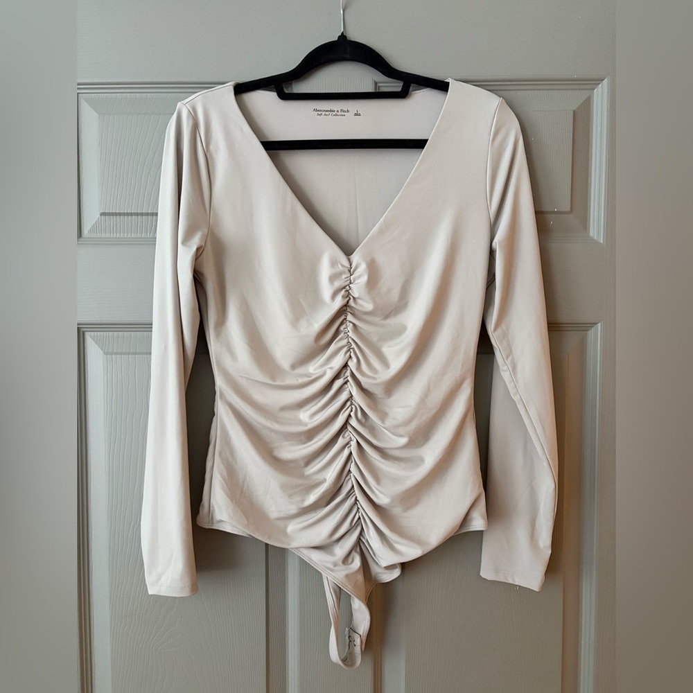 Abercrombie & Fitch Gathered V-Neck Blouse in Cream
